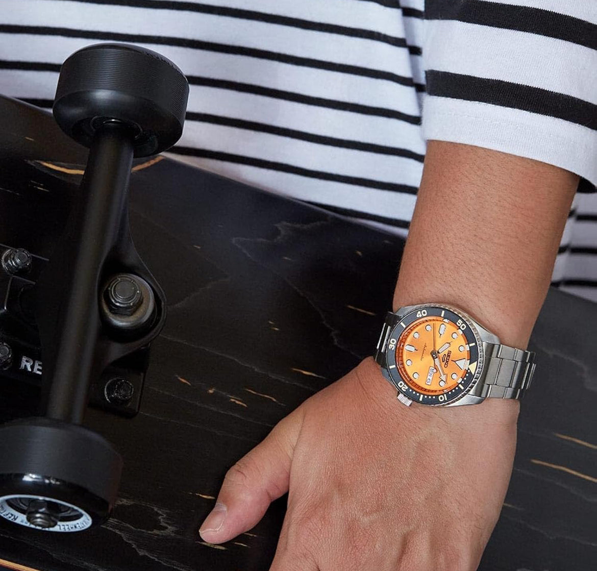 Montre Automatique SEIKO 5 Sports - Calendrier Jour/Date, Aiguilles et Index LumiBrite, Lunette Rotative, Étanche 100m - Orange