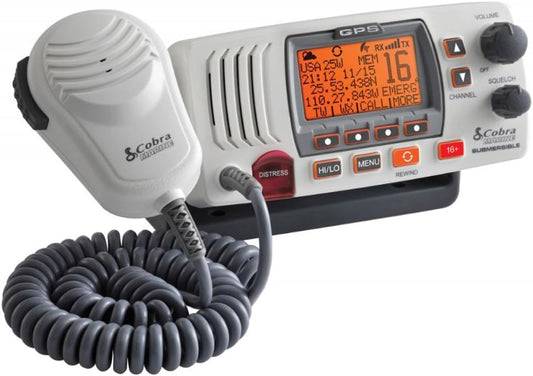 Cobra MR F77W GPS Vaste Monteer VHF Mariene Radio – 25 Watt VHF, Ingeboude GPS-ontvanger, Dompelbaar, LCD-skerm, Geraasdempende Mikrofoon, NOAA Weer, Seinsterkte-meter, Skandeerkanale, Wit
