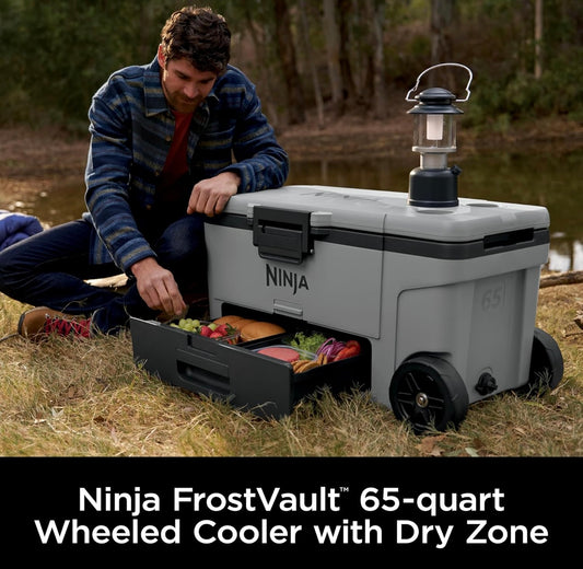 Ninja Cooler FrostVault 65QT Yskas met Wiele Geïsoleer met Temperatuur Droë Bergingslaai Hou Ys Dae Lank Koud - Lei Grys (FB265GY)