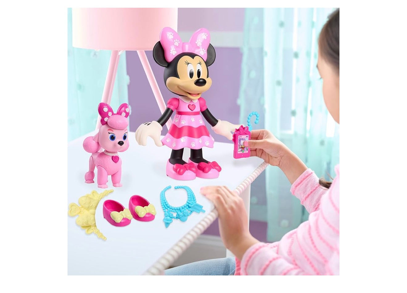 Disney Jr. Minnie Mouse Troeteldierpretpop, 25.4 cm Posisioneerbare Minnie-pop met Liggie- en Klankeffekte, Toebehore, Pienk Poedel Speelding, Geskenk vir Kinders, Ouderdomme 3 en Op+