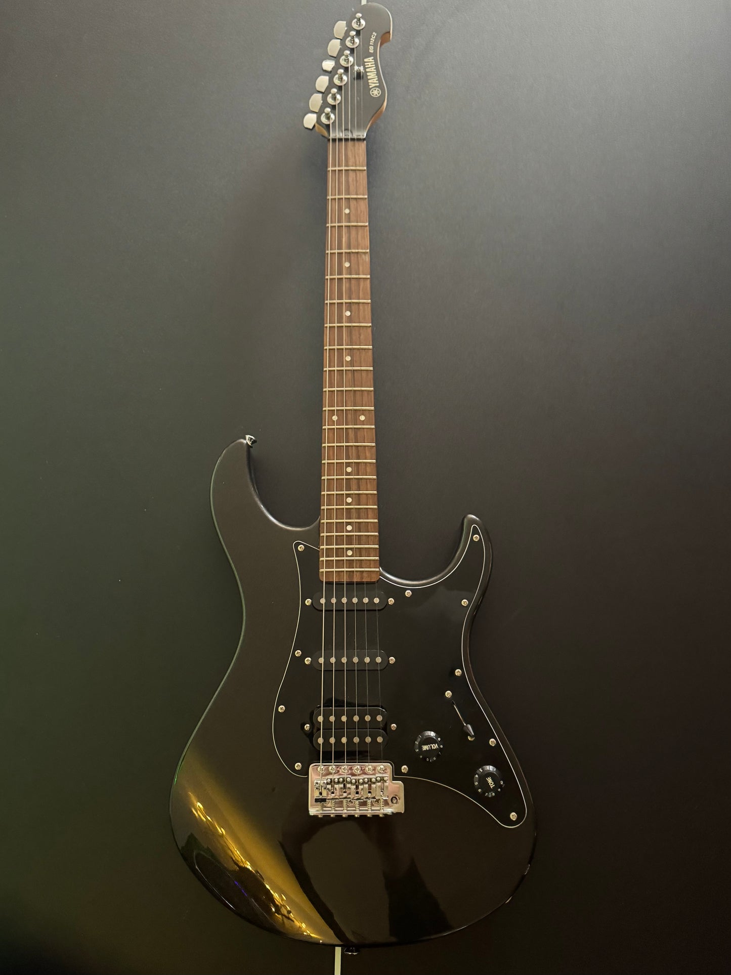 YAMAHA ELECTRIC GUITAR BLACK SOLID BODY EG 112C2 w/ BAG
