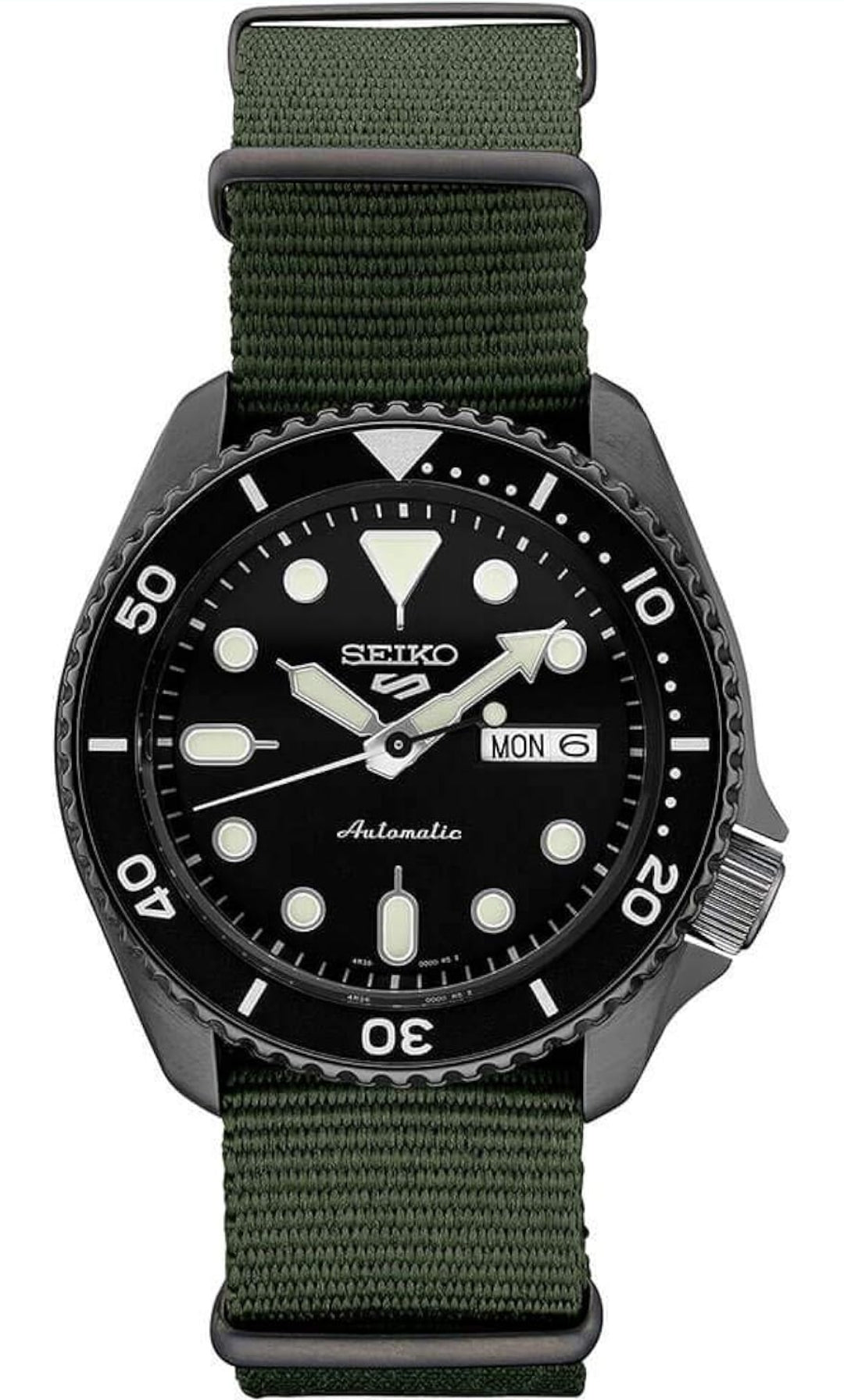 SEIKO Horlosie vir Mans - 5 Sports - Outomaties met Handopwen-beweging, Swart Skakelaar met Swart Ring, Swart Ioon-vlekvrye staal-kas, Groen Nylon Band, en Dag/Datum-vertoning