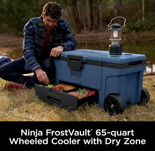 Ninja Cooler FrostVault 65QT Yskas met Wiele Geïsoleer met Temperatuur Droë Bergingslaai Hou Ys Dae Lank Koud - Lakeshore Blou (FB265GY)