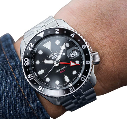 SEIKO Outomatiese Horlosie vir Mans - 5 -Sport - Swart Wysplaat met Datumkalender en Liggloeiende Wysers en Merkers en Swart & Grys GMT Ring, 100m Waterbestand