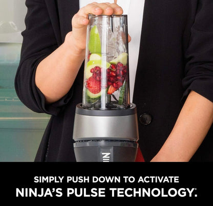 Ninja Fit Kompakte Persoonlike Versapper, Draagbare Versapper vir Smoothies, Skuddrankies, Kosvoorbereiding en Bevrore Meng, 700-Watt Basis, (2) 473 ml Koppies en Tuitdeksels, Swart QB3001SS