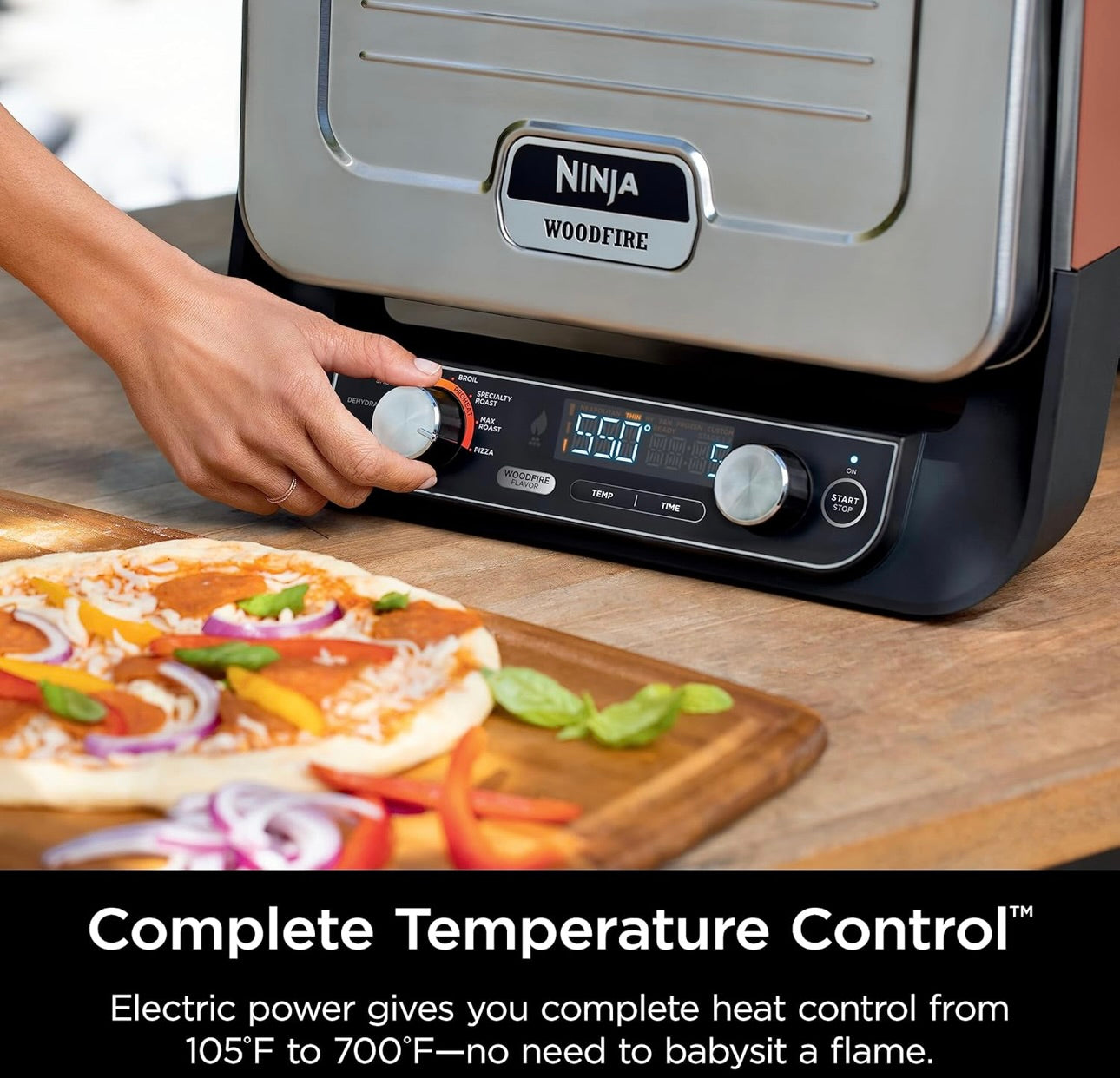 Ninja Woodfire Buite Pizza-oond, 8-in-1 Draagbare Elektriese Braai-oond, Verhit tot 370°C, 5 Vakman Pizza-instellings, Geïntegreerde Braairookkas, Sluit Gegeurde Houtpille in, Terracotta Rooi
