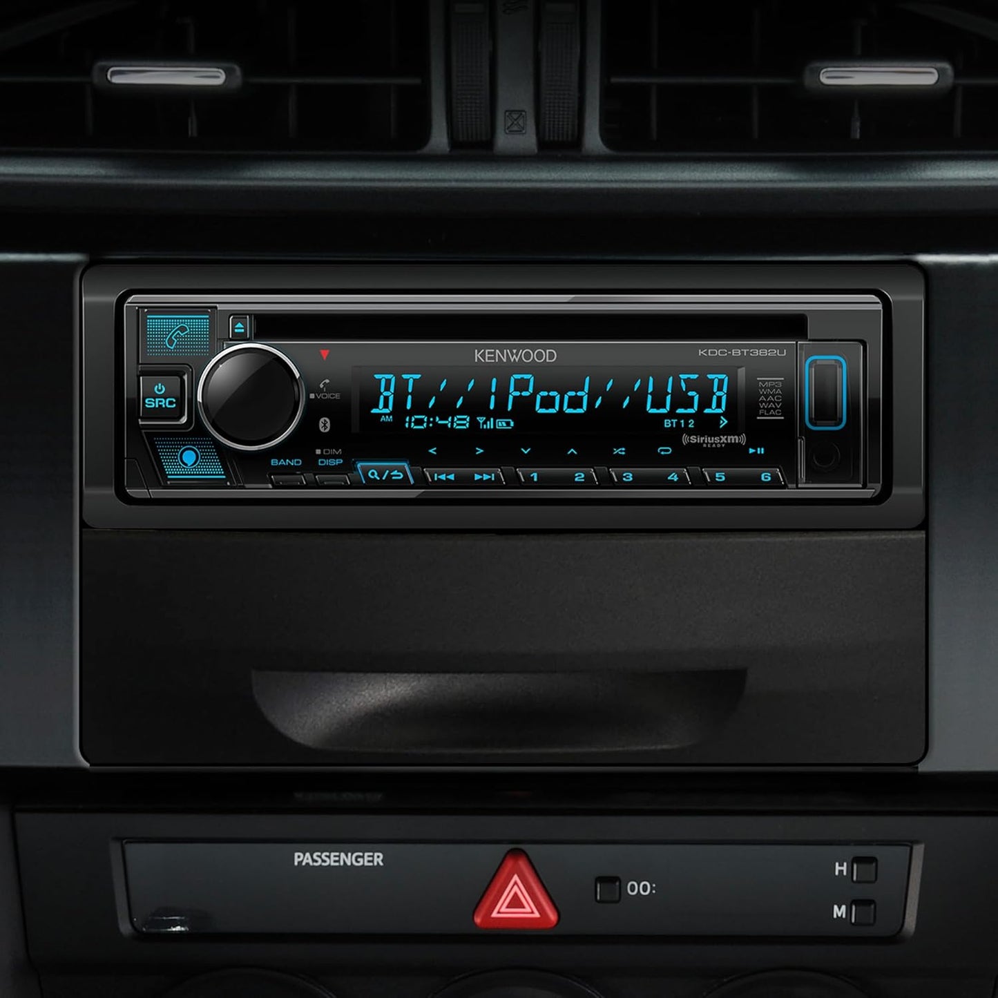KENWOOD KDC-BT382U CD-motorradiostel met Bluetooth, AM/FM-radio, veranderlike kleurvertoning, hoëkrag-USB aan die voorkant, ingeboude Alexa en gereed vir SiriusXM