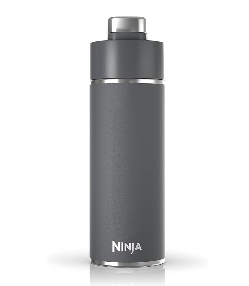 Ninja DW2401GY Thirsti 24oz Reishouervol Lekvry, 24 Ure Koud, Skottelgoedwasser Veilig, Vlekvrye Staal Geïsoleerde Tuimelaar - Houtskoolgrys