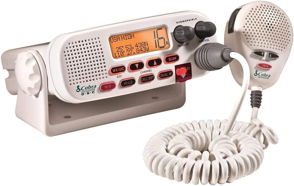 Cobra MR F45-D Vaste-Monteer VHF Marieneradio – 25 Watt VHF, Dompelbaar, LCD-skerm, Geraasdempende Mikrofoon, NOAA Weerkanale, Seinsterktemeter, Skandeerkanale, Wit