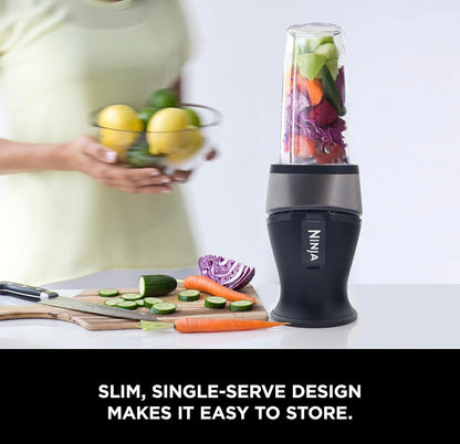 Ninja Fit Kompakte Persoonlike Versapper, Draagbare Versapper vir Smoothies, Skuddrankies, Kosvoorbereiding en Bevrore Meng, 700-Watt Basis, (2) 473 ml Koppies en Tuitdeksels, Swart QB3001SS