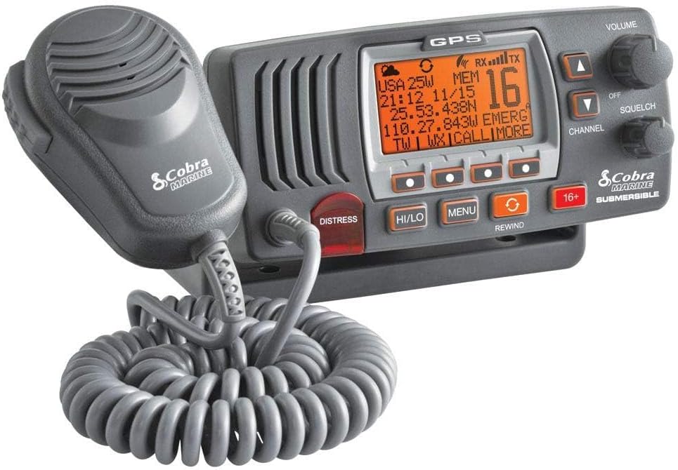 Cobra MR F77B GPS Vaste Monteer VHF Mariene Radio – 25 Watt VHF, Ingeboude GPS Ontvanger, Dompelbaar, LCD Skerm, Geraasdempende Mikrofoon, NOAA Weer, Seinsterkte Meter, Skandeer Kanale, Swart/Grys