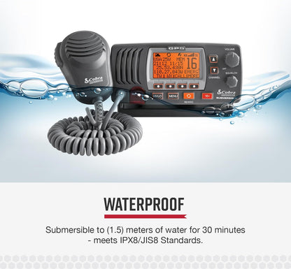 Cobra MR F77B GPS Vaste Monteer VHF Mariene Radio – 25 Watt VHF, Ingeboude GPS Ontvanger, Dompelbaar, LCD Skerm, Geraasdempende Mikrofoon, NOAA Weer, Seinsterkte Meter, Skandeer Kanale, Swart/Grys