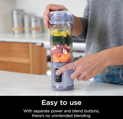 Ninja Blast Draagbare Versapper, Koordloos, 530ml Kan, Persoonlike Versapper BPA-vry, Lekvrye Deksel en Drinktuit, USB-C Herlaaibaar, Skottelgoedwasserbestande Onderdele - Laventel, BC151ML