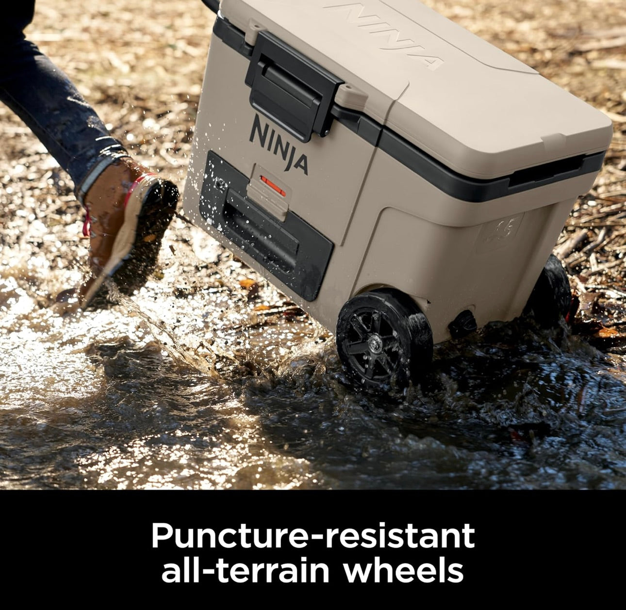 Ninja Cooler FrostVault 65QT Yskas met Wiele Geïsoleer met Temperatuur Droë Bergingslaai Hou Ys Dae Lank Koud - Berk Beige (FB265GY)