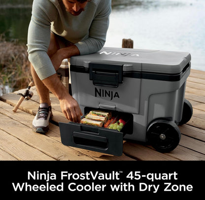 Ninja Cooler FrostVault 45QT Koeler met Wiele Geïsoleer met Temperatuur Droë Bergingslaai Hou Ys Dae Lank Koud - State Gray (FB245BL)