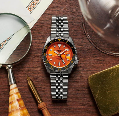 Seiko Outomatiese Horlosie vir Mans - 5 -Sport - Oranje Wysplaat met Datumkalender en Liggewende Wysers & Merkers en Grys GMT Ring, 100m Waterbestand