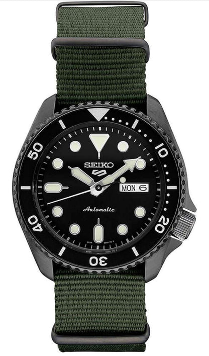SEIKO SRPD91 Horlosie vir Mans - 5 Sports - Outomaties met Handopwenbeweging, Swart Skakelaar met Swart Ring, Swart Ioon Vlekvrye Staal Kas, Groen Nylon Band, en Dag/Datum Vertoning