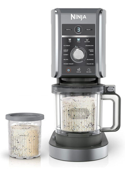 Ninja CREAMi Deluxe Roomys- en Bevrore Lekkernye-maker vir Roomys, Sorbet, Melkskommels, Bevrore Jogurt, & Meer, 11-in-1, XL Kapasiteit, Silwer, Sluit (2) Gesinsgrootte 700ml Bakkies in, NC501