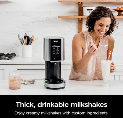 Ninja NC301 CREAMi Roomysmaker, vir Gelato, Inmiksels, Melkskommels, Sorbette, Smoothiebakke en meer, 7 Een-Raakprogramme, met (2) Pint Houers en Deksel, Kompakte Grootte, Ideaal vir Kinders, Silwer