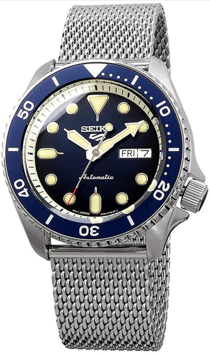 SEIKO SRPD71 Horlosie vir Mans - 5 Sports - Outomaties met Handopwen-beweging, Blou Wysplaat met Blou Ring, Vlekvrye Staal Kas en Skakelband, 100m Waterbestand, en Dag/Datum Vertoning