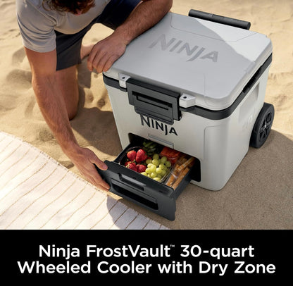 Ninja Cooler FrostVault 30QT-koeler met wiele, geïsoleer met Temp Dry Storage-laai hou ys vir dae lank koud - Cloud White