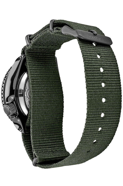 SEIKO SRPD91 Horlosie vir Mans - 5 Sports - Outomaties met Handopwenbeweging, Swart Skakelaar met Swart Ring, Swart Ioon Vlekvrye Staal Kas, Groen Nylon Band, en Dag/Datum Vertoning