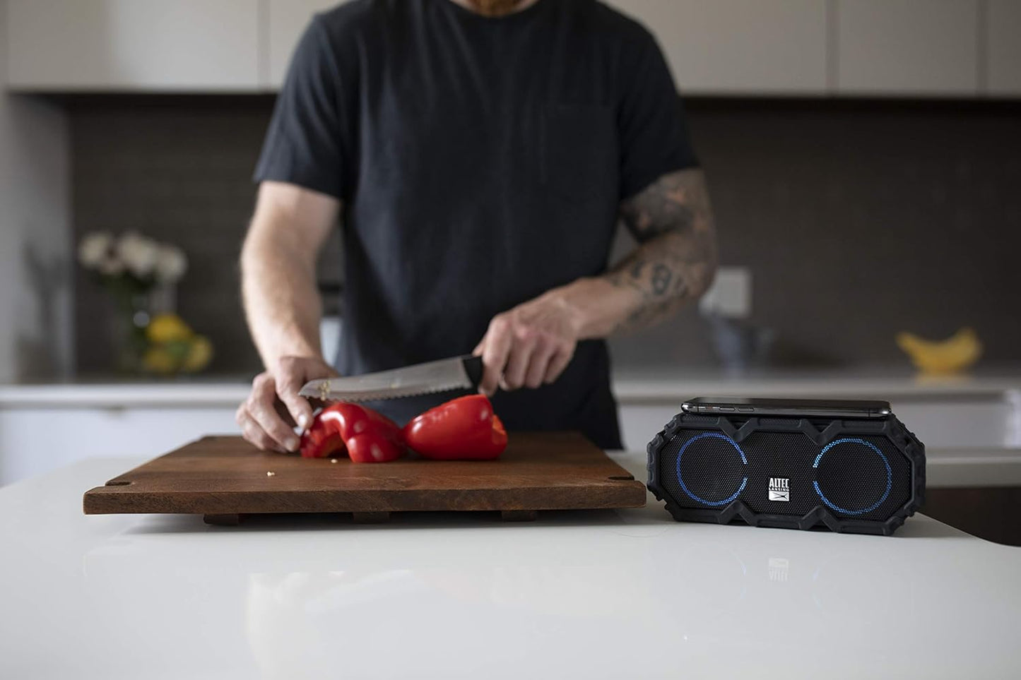 Altec Lansing LifeJacket Jolt - Waterdigte Bluetooth-luidspreker, Duursame en Draagbare Luidspreker met Qi Draadlose Laai en Stemassistent, Swart met Liggie