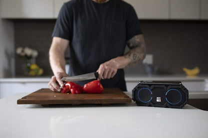 Altec Lansing LifeJacket Jolt - Waterdigte Bluetooth-luidspreker, Duursame en Draagbare Luidspreker met Qi Draadlose Laai en Stemassistent, Swart met Liggie