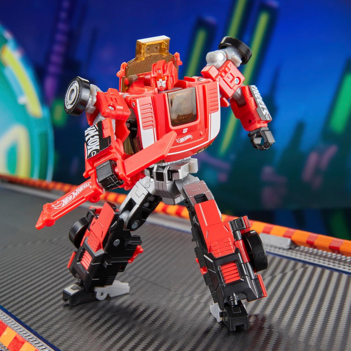 Transformers Collaborative Hot Wheels® x GT-Scorcher, Deluxe Class 5-Inch Robot Action Figure Converts to Race car (Ages 8+)