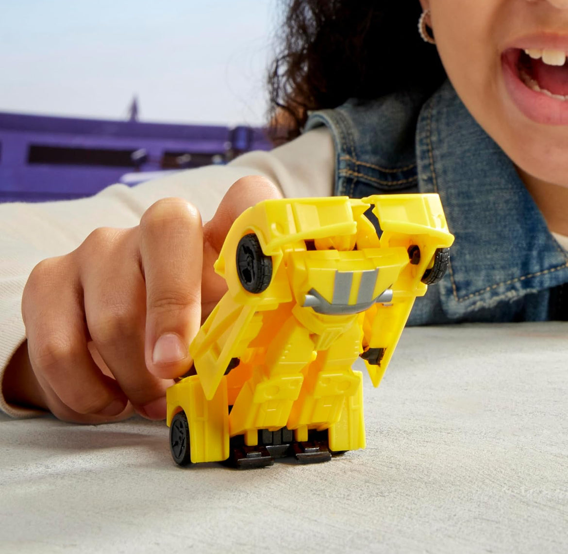 Transformers EarthSpark 1-Step Smash Changers Bumblebee 4-Inch Action Figure, Robot Toys for Boys and Girls 6 and Up