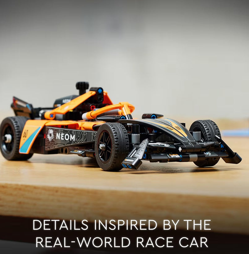 LEGO Technic NEOM McLaren Formule E-bouwspeelding met V10-enjin en stuur