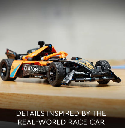 LEGO Technic NEOM McLaren Formule E-bouwspeelding met V10-enjin en stuur