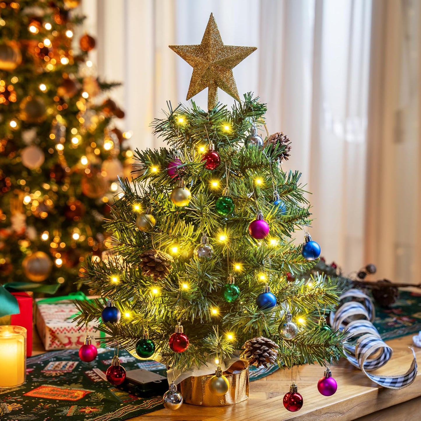 Mini sapin de Noël de table pré-éclairé 24"/60cm avec lumières chaudes, baies de houx, pommes de pin et ornements (doré)