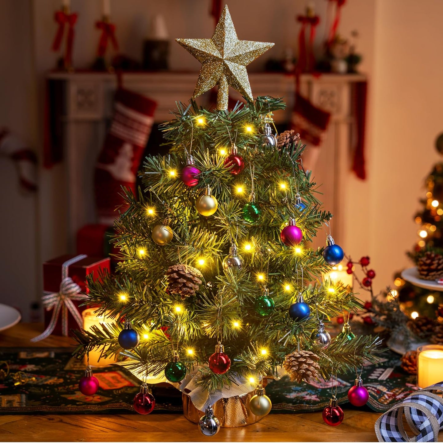 Mini sapin de Noël de table pré-éclairé 24"/60cm avec lumières chaudes, baies de houx, pommes de pin et ornements (doré)