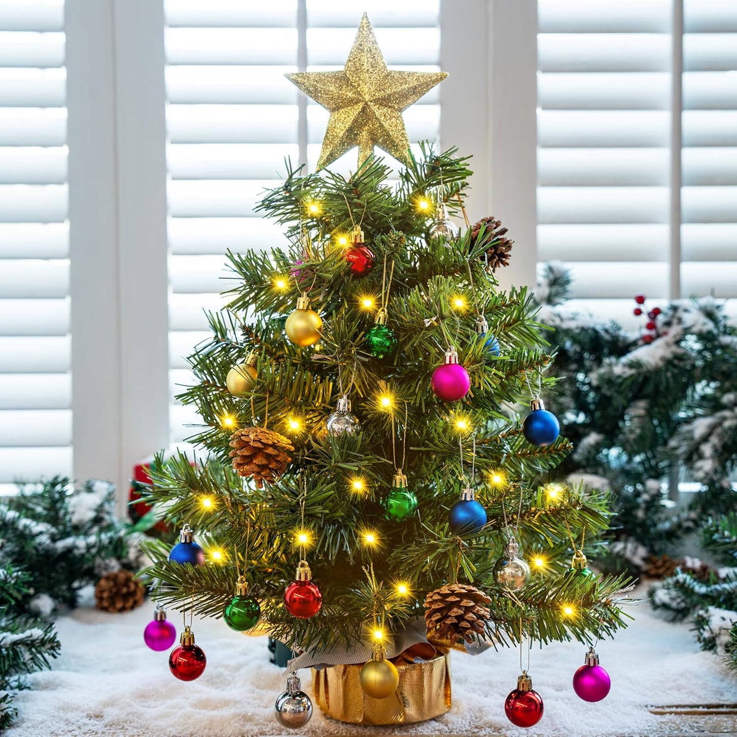 Mini sapin de Noël de table pré-éclairé 24"/60cm avec lumières chaudes, baies de houx, pommes de pin et ornements (doré)