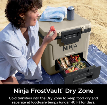 Ninja Cooler FrostVault 30QT-koeler met wiele – geïsoleer met Temp Dry-bergingslaai, hou ys dae lank koud – Beige