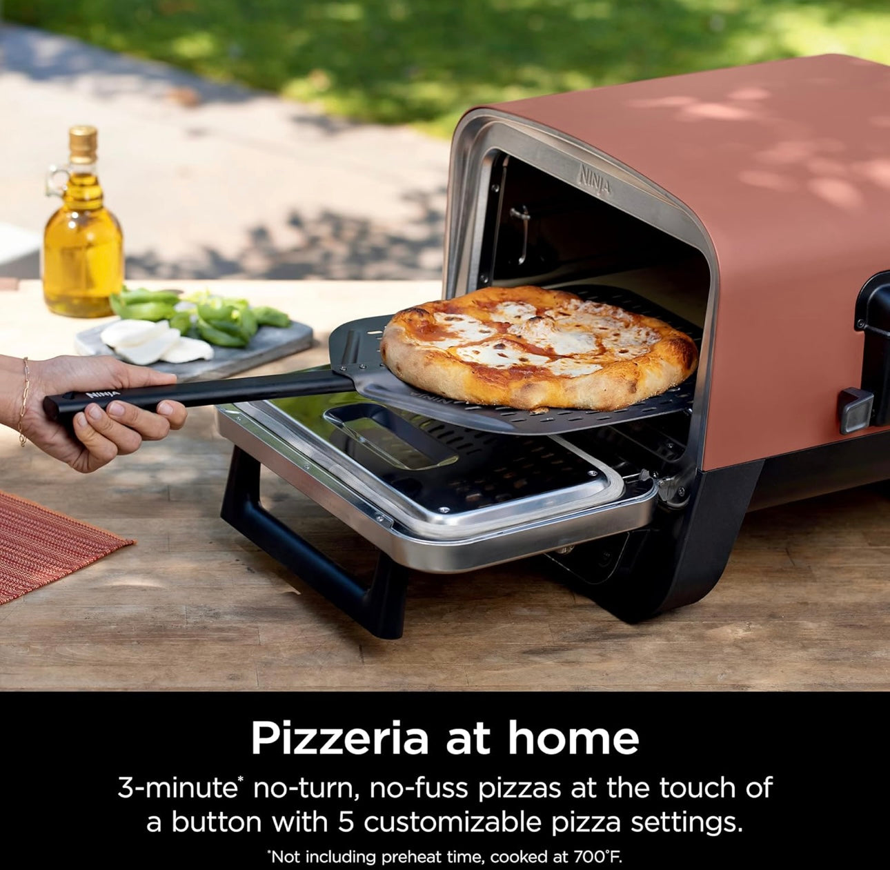 Ninja Woodfire Buite Pizza-oond, 8-in-1 Draagbare Elektriese Braai-oond, Verhit tot 370°C, 5 Vakman Pizza-instellings, Geïntegreerde Braairookkas, Sluit Gegeurde Houtpille in, Terracotta Rooi