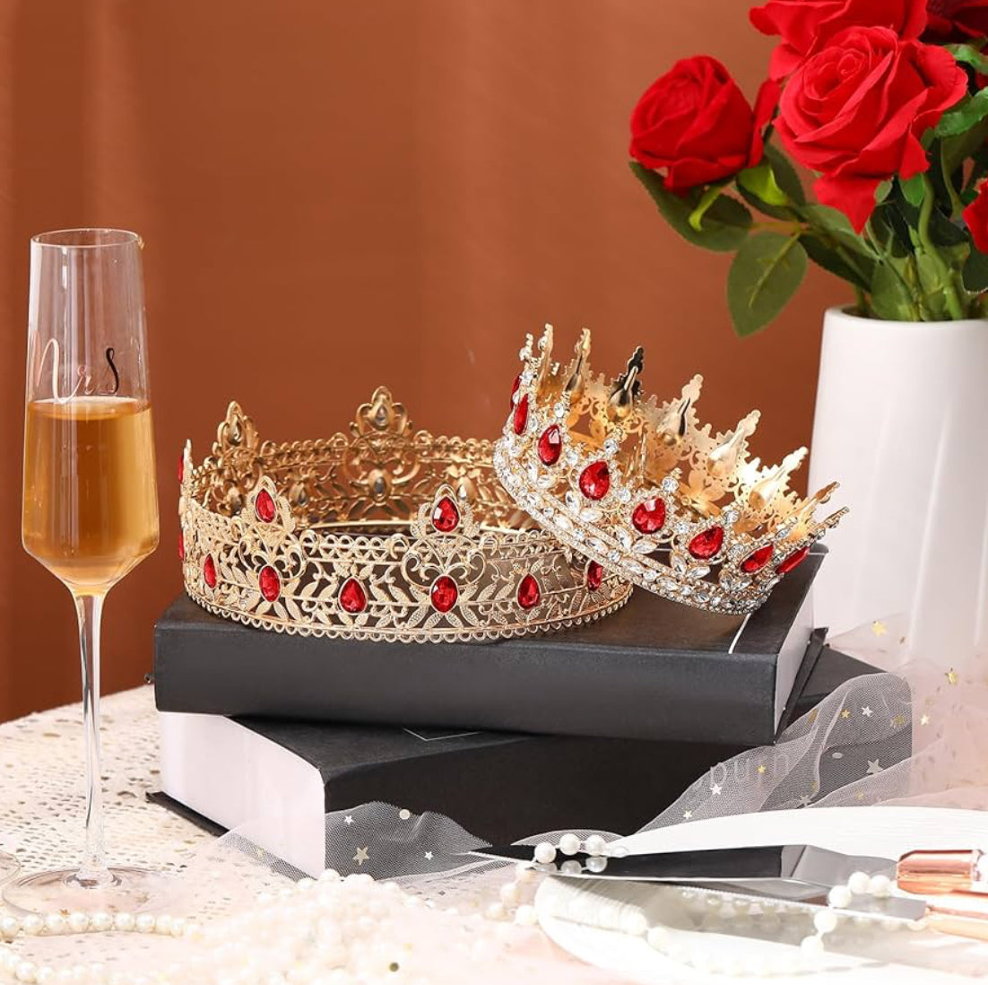 2 Stuks Prom Koning en Koningin Krone vir Mans Vroue Koning Koningin Krone Tiara met Strass vir Trou Verjaarsdag Gradeplegtigheid (Rooi Goud, Rooi Styl)