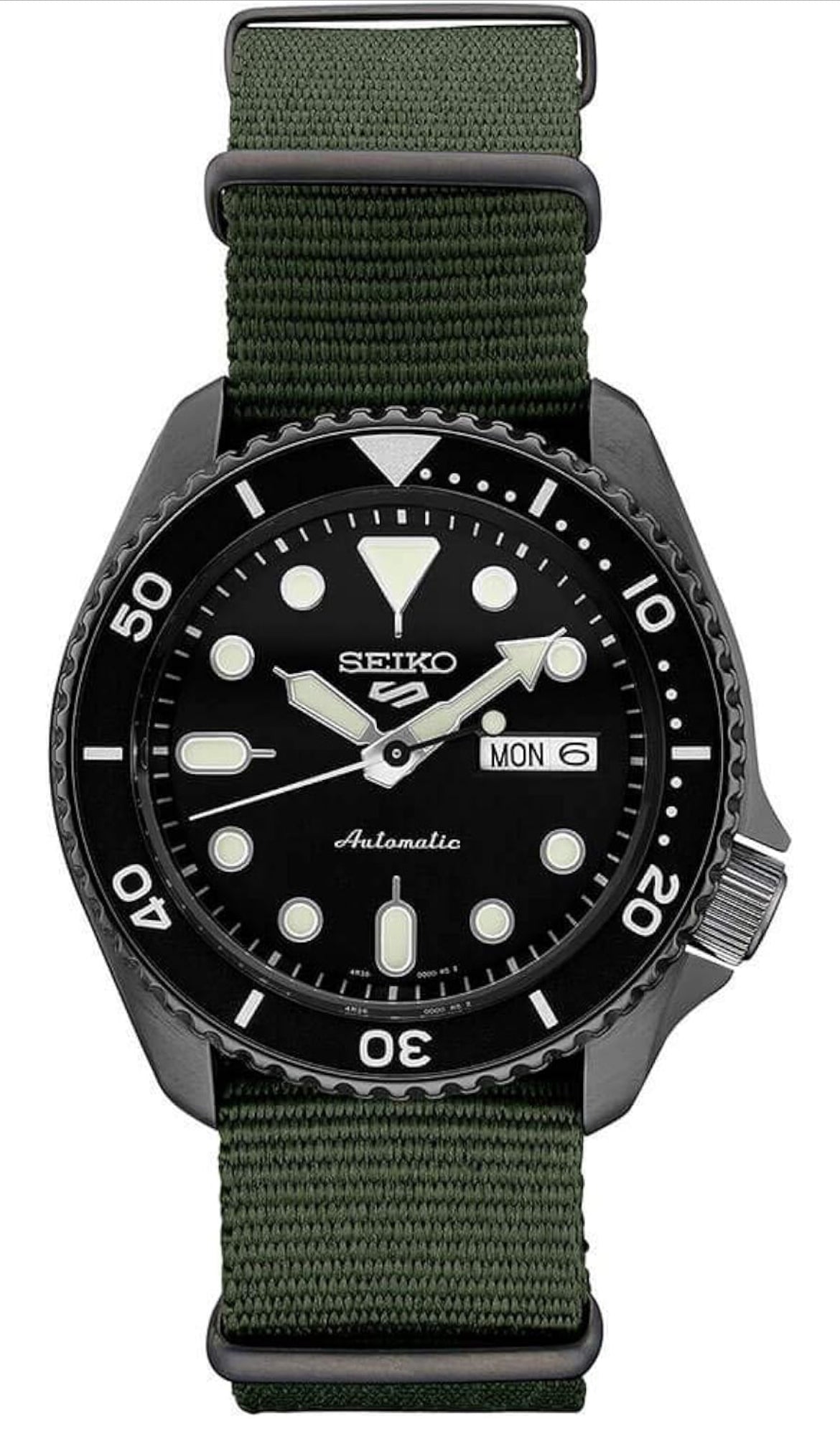 SEIKO SRPD91 Horlosie vir Mans - 5 Sports - Outomaties met Handopwenbeweging, Swart Skakelaar met Swart Ring, Swart Ioon Vlekvrye Staal Kas, Groen Nylon Band, en Dag/Datum Vertoning