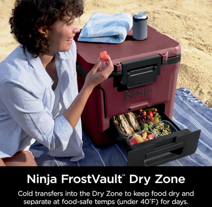 Ninja Cooler FrostVault 30QT-koeler met wiele – geïsoleer met temperatuur-droëberglade, hou ys dae lank koud – Canyonrooi