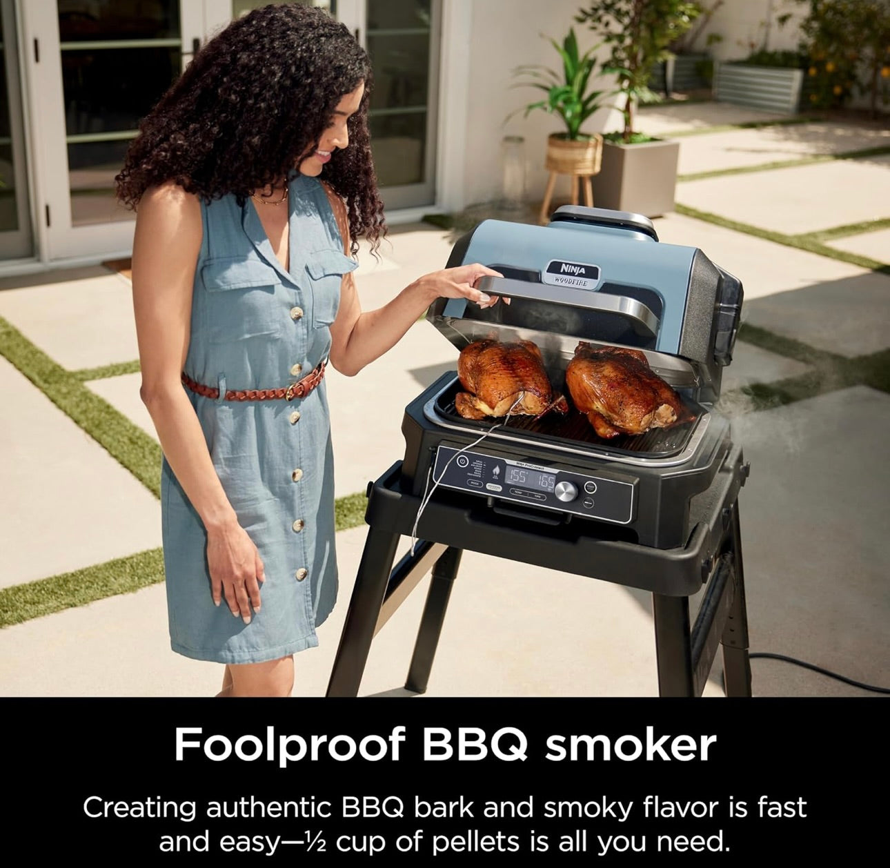 Ninja Woodfire Pro Connect Premium XL Buitenbraaier en Roker, Bluetooth, Toepassing-geaktiveer, 7-in-1 Meesterbraaier, BBQ-Roker, Buitelug-lugbraaier, Houtvuur-tegnologie, 2 Ingeboude Termometers - Swart