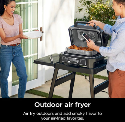 Ninja Woodfire Pro Connect Premium XL Buitenbraaier en Roker, Bluetooth, Toepassing-geaktiveer, 7-in-1 Meesterbraaier, BBQ-Roker, Buitelug-lugbraaier, Houtvuur-tegnologie, 2 Ingeboude Termometers - Swart