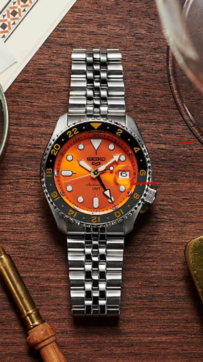 Seiko Outomatiese Horlosie vir Mans - 5 -Sport - Oranje Wysplaat met Datumkalender en Liggewende Wysers & Merkers en Grys GMT Ring, 100m Waterbestand