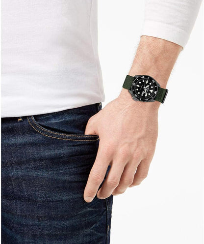 SEIKO SRPD91 Horlosie vir Mans - 5 Sports - Outomaties met Handopwenbeweging, Swart Skakelaar met Swart Ring, Swart Ioon Vlekvrye Staal Kas, Groen Nylon Band, en Dag/Datum Vertoning