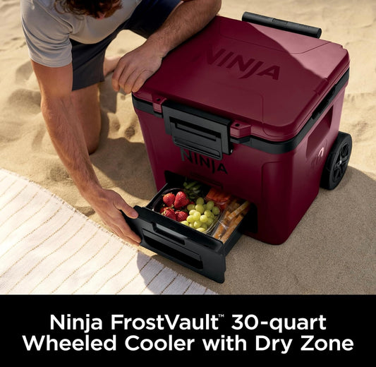 Ninja Cooler FrostVault 30QT-koeler met wiele – geïsoleer met temperatuur-droëberglade, hou ys dae lank koud – Canyonrooi