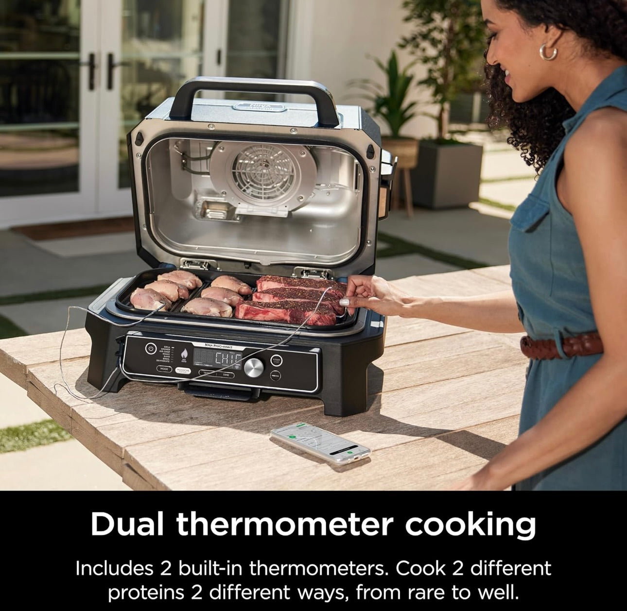 Ninja Woodfire Pro Connect Premium XL Buitenbraaier en Roker, Bluetooth, Toepassing-geaktiveer, 7-in-1 Meesterbraaier, BBQ-Roker, Buitelug-lugbraaier, Houtvuur-tegnologie, 2 Ingeboude Termometers - Swart