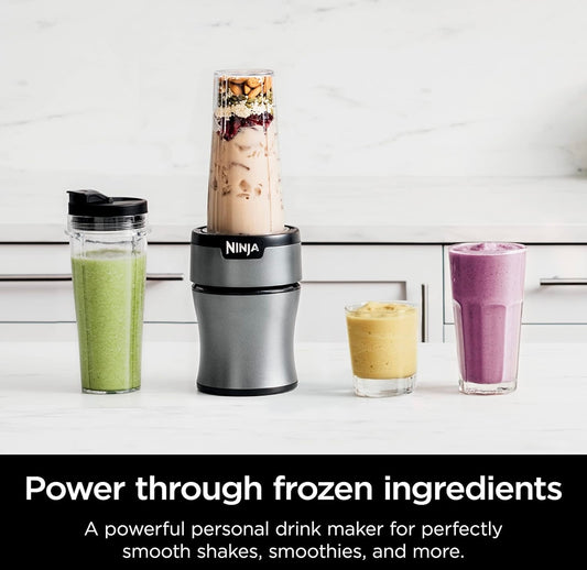 Ninja BN301 Nutri-Blender Plus Kompakte Persoonlike Versapper, 900-Piek-Watt Motor, (3) 590ml 'To-Go'-bekers, (2) Tuitdeksels (1) Bergingsdeksel, Skottelgoedwasser Veilig - Silwer