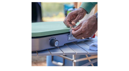 Coleman 3-in-1 Buitenkampeerstoof, Draagbare Kookplaat met Ingesluit Gietyster Braai- en Roosteraanhegtings, 24 000 BTU's Krag vir Kampering, Agterklepbraai, Braai