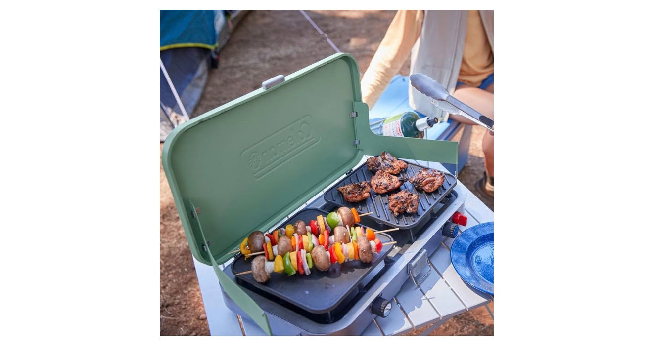 Coleman 3-in-1 Buitenkampeerstoof, Draagbare Kookplaat met Ingesluit Gietyster Braai- en Roosteraanhegtings, 24 000 BTU's Krag vir Kampering, Agterklepbraai, Braai
