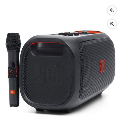 JBL PartyBox Essential - Draagbare Partyluidspreker met Ingeboude Liggie en Draadlose mikrofoon, Fantastiese Pro-klank, IPX4 Spatwaterbestande Beskerming, 6 Uur Speeltyd, Gerieflik
